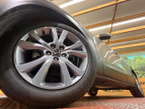 【純正○○インチアルミホイール】外観にマッチした純正アルミホイールを装着しております。各種社外アルミホイールや、スタッドレスタイヤも取扱いしております。是非ご相談ください♪