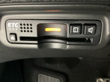 ハンドルの左下にETCがついています。高速道路の料金所の通過も楽々です!。 カードの取り出しもしやすい場所についています。
