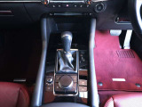 マツダコネクトを手元で操作するコマンダーコントロール!慣れてくれば手元を見なくても操作可能です。またミッションは独自開発の6速ATを搭載、走る楽しさを忘れないマツダの車作りを感じられます★☆★☆
