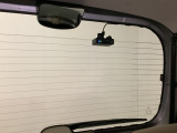 後方にもドライブレコーダーのカメラが付いています。前後両方でお車の周りを監視・記録いたします。