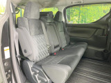 後部座席も気になるようなキズ・汚れやへたり等、大きなダメージはなく、良好な状態です。