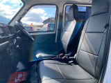運転席シート周りは使用感も少なく、良好な状態となっております。