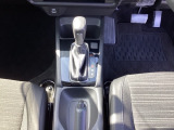 シンプルでとても使いやすいフロアシフトに、パーキングブレーキはハンドタイプのサイドブレーキです。