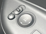【電動格納ミラー】サイドミラーは電動格納式となっており、狭い駐車場でもキズがつくリスクを抑えられます。