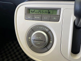 【オートエアコン】一度お好みの温度に設定すれば、車内の温度を検知し風量や温度を自動で調整。暑い&hellip;寒い&hellip;と何度もスイッチ操作をする必要はありません。快適な車内空間には必須の機能ですね♪