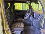 運転席シート廻りは使用感も少なく、良好な状態となっています。前オーナー様が丁寧に使っていたことがよくわかりますね。