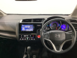 車内は光触媒抗菌消臭施工済です。スタイリッシュなデザインで暖かみのあるインパネ周りを演出します。グローブボックスやカップホルダーのほかにトレーなどたくさんの収納スペースが装備されています。