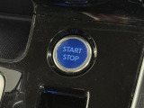 【プッシュスタート】スマートキーを持っているだけ、鍵を差し込むことなく、ボタンを押すだけでエンジン始動や停止を行うことができます。