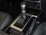 操作が楽なフロアシフトです、レバー式パーキングブレーキで足元インパネ周りもすっきりしています。