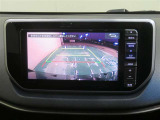 車両後方の映像を映すバックモニター。進路を確認しながら安全に車庫入れできます。