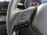 便利なステアリングスイッチ付きでナビに目をやらなくても音量調整等が可能です。