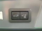 【パワーバックドア】スマートキーや運転席のボタンを押すだけでリアゲートが自動で開閉します!荷物を持っている時や、高い位置にあるバックドアを閉める際に便利な機能です♪