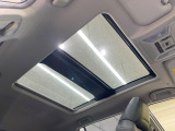 【大型サンルーフ】車内の解放感が一気に上がる大型のパノラマルーフ!季節を問わず開放的で快適なドライブをお楽しみいただけます。流通量も少なく希少価値の高い人気の装備です♪