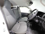 ゆったり室内で運転もしやすいです♪使い勝手の良い配置も考えられています!!