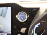 ハイブリッドシステムの起動はブレーキを踏みながらスイッチを押すだけで簡単に行えます。