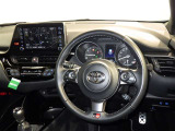 運転席まわりです。 各操作スイッチは使いやすい位置に配置されてます。