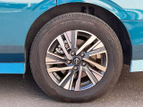 純正アルミホイールのデザインはボディデザインとマッチしており、すっきりした雰囲気は好印象です!