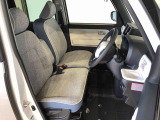 運転席の座面高さを調整できるシートリフターが付いています。フロントシートはベンチシートを採用で、座面も広く使い勝手もいいですよ♪