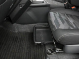 助手席シートアンダートレイ。車内の清掃道具など、車には置いておきたいけど目に付く場所には置きたくない物の収納にぴったり。