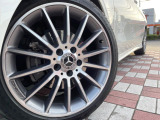 ●純正18インチアルミホイール:輸入車ならではの卓越した走りを支えるホイールと足回りです!日本車の走りに慣れている方にもぜひ体感して頂きたいほど、高いレベルでまとまっています