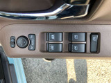 パワーウィンドウの操作ボタンです。運転席から4ヵ所のパワーウィンドウの開閉が可能です!