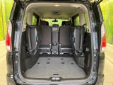 ラゲッジルームは、大容量のスペースを確保。普段のお買い物からレジャーまで、幅広く活躍してくれます!また、リアシートを倒すことでバリエーション豊かにお使いいただけます。