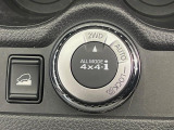 【オールモード4&times;4】2WD/4WDモードを手軽に切り替え可能。燃費重視の2WD、スタック時に役立つLOCK、AUTOモードでは4WDの配分を自動で調整し、路面状況を問わず安定した走りをサポート。
