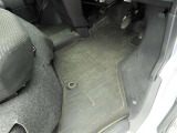 フロアマットも綺麗にクリーニングされています。尚、臭い・汚れ等には個人差がございますので、必ず現車確認下さいませ。