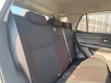 後部座席も気になるようなキズ・汚れやへたり等、大きなダメージはなく、良好な状態です。