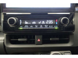 ★エアコンはオートタイプが装着済みです!オートモードにしておけば、車内温度を設定するだけで風の料や吹き出し口の切り替えを機械が行ってくれます!一年中快適な環境を作れますよ♪