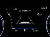 一定以上の速度で走行中に車線逸脱を検知すると、警告アラームが運転者に危険を知らせます。