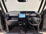 360&deg;UV&IRカット機能ガラス採用。見易い計器類と運転し易いレイアウトのドライビングポジションは、極細Aピラーの採用で視角も少なく前方&左右の見切りが良く安心して運転できます。