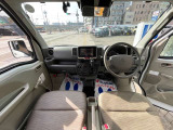 シンプルで使いやすい運転席周り。インパネシフトですので足元広々としています。