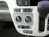 マニュアルエアコン装着です。夏は、快適に、冬でも車内の曇りを取ってくれるので安全です。