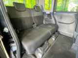 後部座席も気になるようなキズ・汚れやへたり等、大きなダメージはなく、良好な状態です。