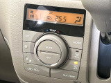 【オートエアコン】一度お好みの温度に設定すれば、車内の温度を検知し風量や温度を自動で調整。暑い&hellip;寒い&hellip;と何度もスイッチ操作をする必要はありません。快適な車内空間には必須の機能ですね♪