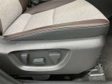 パワーシート搭載。微妙な調整が手軽にでき、最適なポジションで運転することが可能です。