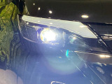 【LEDヘッドライト】悪天候や夜間走行時も良好な視界を確保し安心して運転できる高輝度LEDヘッドライトを装備!点灯速度が早く、消費電力も抑えられています。
