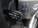 クルーズコントロールが付いています。一度速度を設定すると、アクセルを踏まなくても一定に速度を保ってくれる優れた装備です。高速道路を走行するのに便利です。