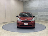 お車購入のポイントとなるフロントマスクです!シャープな目つきが印象的なデザインのヘッドランプです。