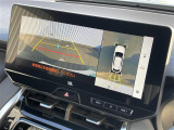 【パノラミックビューモニター】クルマを真上から見下ろした視点で駐車をサポートします!クルマの斜め後ろや真横など、いち早く障害物に気が付くことができます。