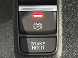 【電動パーキングブレーキ】パーキングブレーキは便利な電動式!ボタン一つで操作でき、アクセルを踏めば自動で解除されます♪レバーやペダルが無いので運転席廻りもすっきりしますね♪