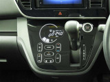 オートエアコンを装備しておりますので、四季を通じて車内を快適な温度に保つことが出来ます!高級感が有りますね!