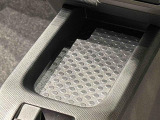 スマートフォンなどがスッキリ置けるセンターコンソールトレイです