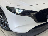 【LEDヘッドライト】悪天候や夜間走行時も良好な視界を確保し安心して運転できる高輝度LEDヘッドライトを装備!点灯速度が早く、消費電力も抑えられています。