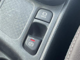 【電動パーキングブレーキ】ブレーキを踏んで停車したときにブレーキペダルから足を離しても停車状態を維持することができます。