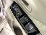 【電動格納ミラー】サイドミラーは電動格納式となっており、狭い駐車場でもキズがつくリスクを抑えられます。