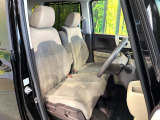 運転席まわりには十分なスペースがあり、大柄な方でもゆったり運転していただける環境です。