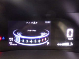 とっても見やすいメーターです。夜間時はラグジュアリーな気分にさせてくれる照明が魅力ですので、夜のドライブも楽しみになりますよ♪