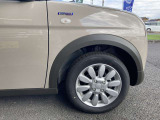 このアルミホイール、純正なのにまるでオーダーメイドみたいにデザインが車体にピッタリフィットしている